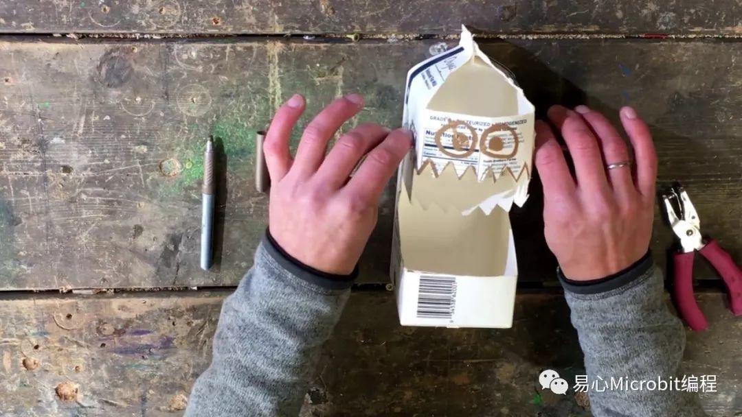 Micro:bit 创意课程系列：牛奶盒机器人