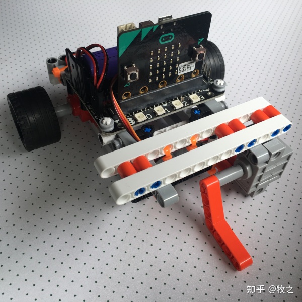 Robot:bit+两种Geekservo 乐高格斗战车 Robot:bit+两种Geekservo 乐高格斗战车