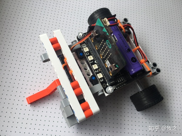 Robot:bit+两种Geekservo 乐高格斗战车 Robot:bit+两种Geekservo 乐高格斗战车