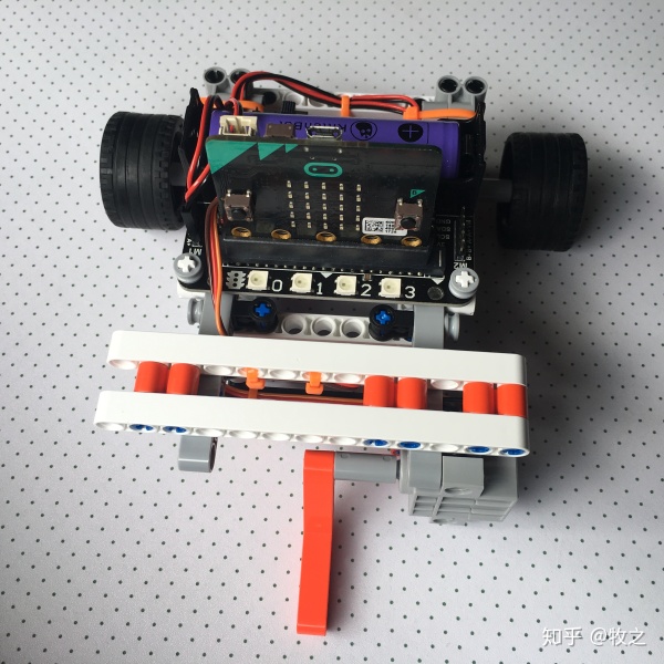 Robot:bit+两种Geekservo 乐高格斗战车 Robot:bit+两种Geekservo 乐高格斗战车