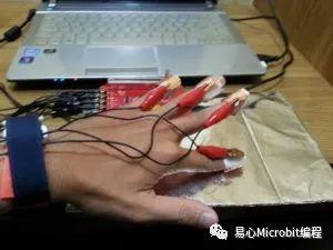 Scratch课程系列：用触碰感应手指做一个小小音乐家