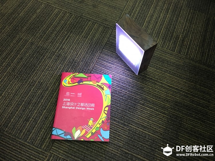 microbit桌面重力感应灯