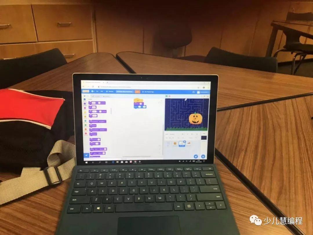 少儿慧编程北美线下编程课：万圣节里的南瓜迷宫